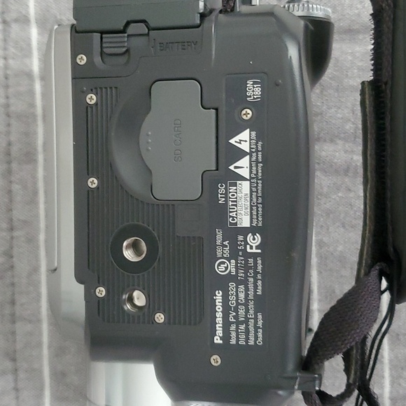 Used Panasonic 3CCD Mega O.I.S.Camcorder with carrying case,charger and remote - Picture 8 of 11